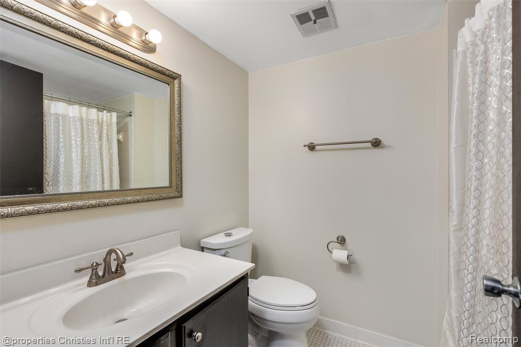 3805 Lone Pine Road, Unit 300 West Bloomfield, MI 48323 - Photo 16 of 26