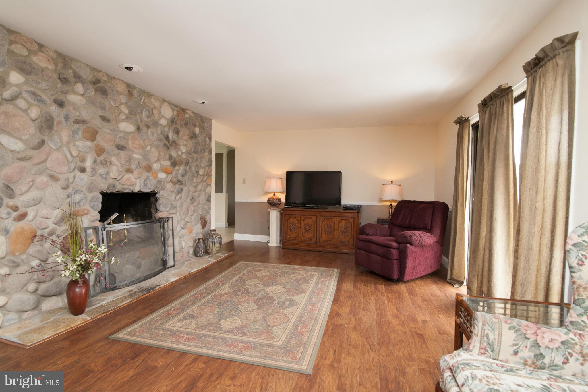 4120 Back Woods Road Westminster, MD 21158 - Photo 8 of 29 Living Room