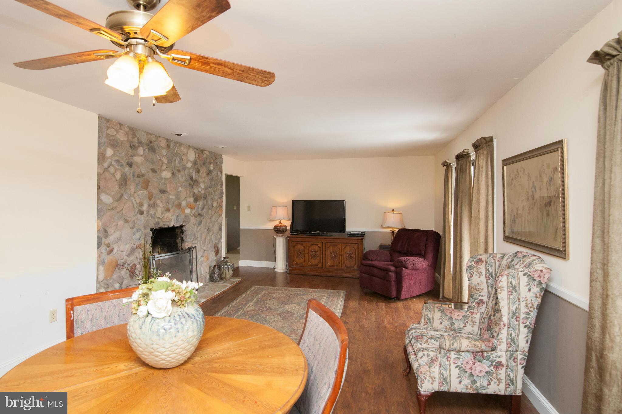 4120 Back Woods Road Westminster, MD 21158 - Photo 9 of 29 Living Room