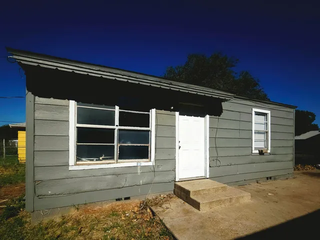 a view of house with backyard