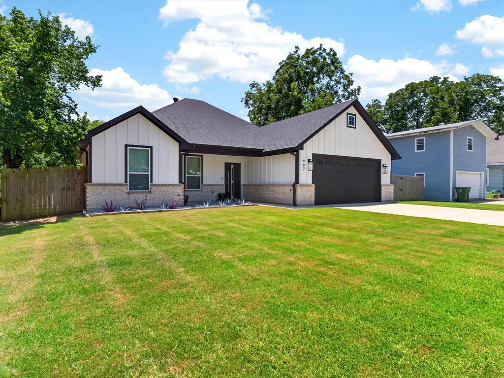 902 North Main Street Tioga, TX 76271 - Photo 2 of 31