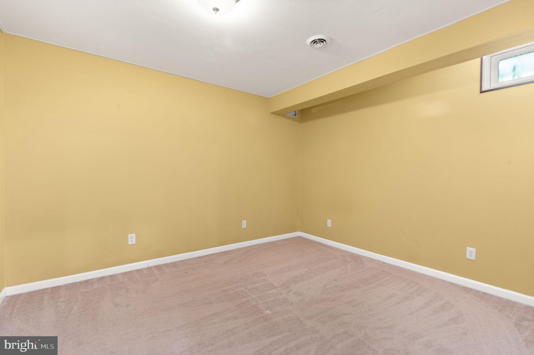 32 Hamilton Lane Elkton, MD 21921 - Photo 34 of 40 Versatile space with warm hues.