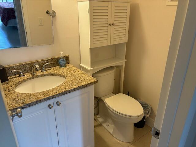 1033 Guildford East, Unit 1033 Boca Raton, FL 33434 - Photo 16 of 20 Half Bathroom