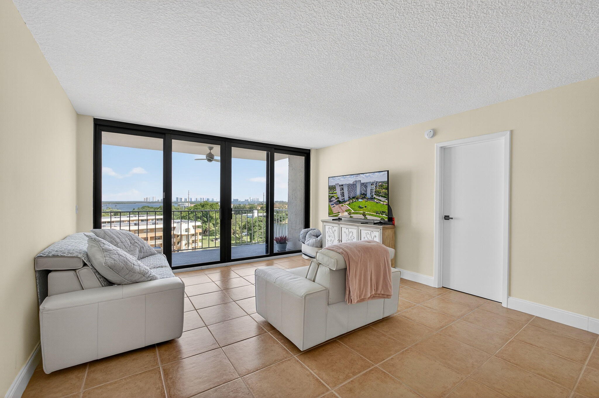 336 Golfview Road, Unit 905 North Palm Beach, FL 33408 - Photo 15 of 50 Living Area