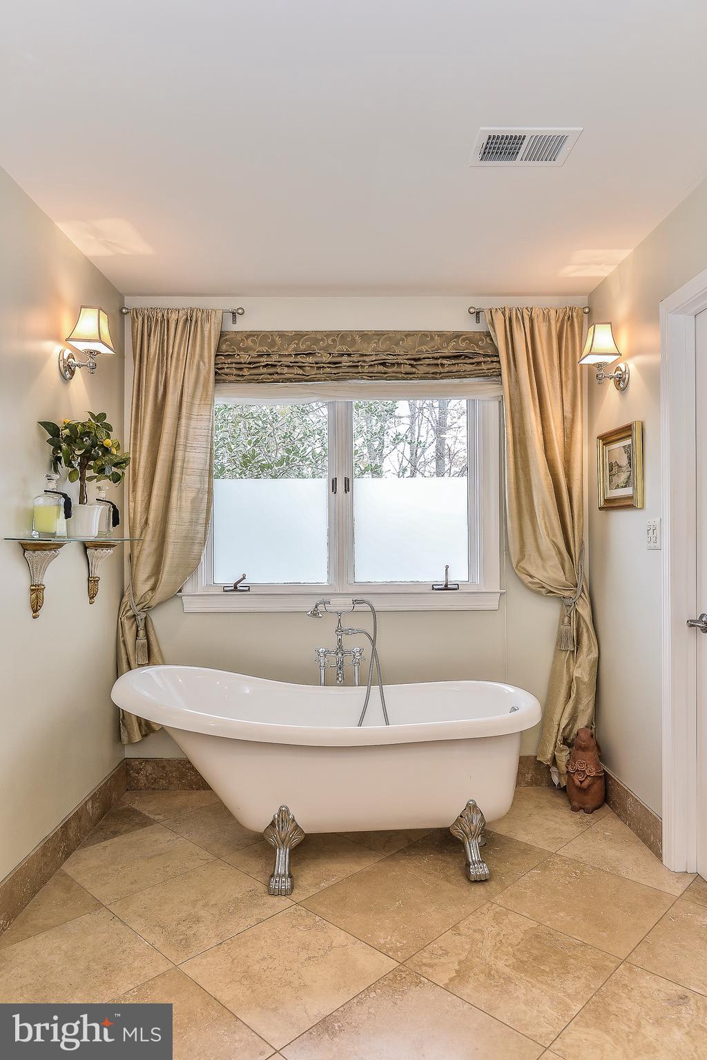 1309 Stamford Way Reston, VA 20194 - Photo 27 of 50 Slipper Shaped Claw Foot Tub