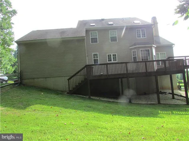 a view of a back yard