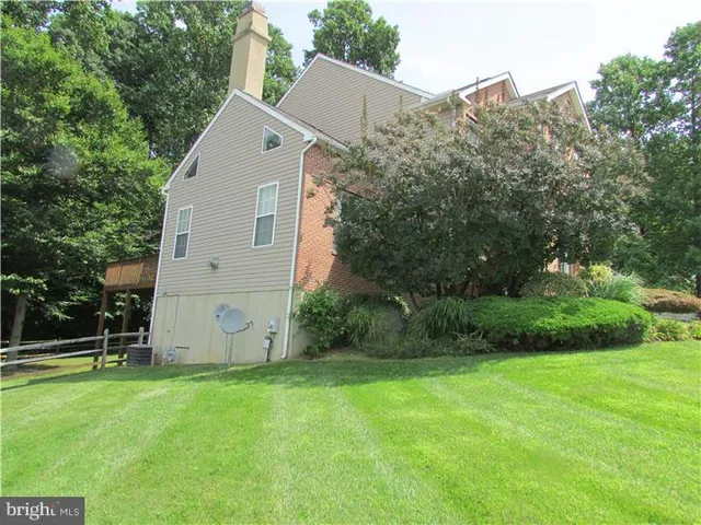 a view of a house with backyard and garden