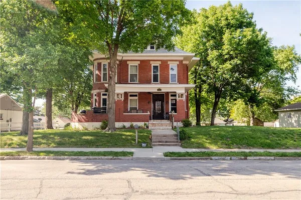 $350,000 | 1120 Kansas Avenue, Atchison, KS 66002