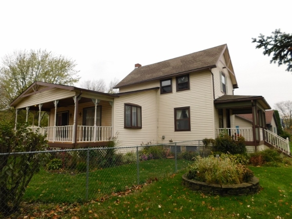 606 North 3rd Street Rochelle, IL 61068 - Photo 2 of 36 a front view of a house with a yard