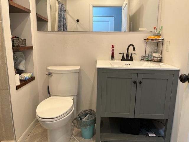606 North 3rd Street Rochelle, IL 61068 - Photo 18 of 36 a bathroom with a toilet a sink and mirror