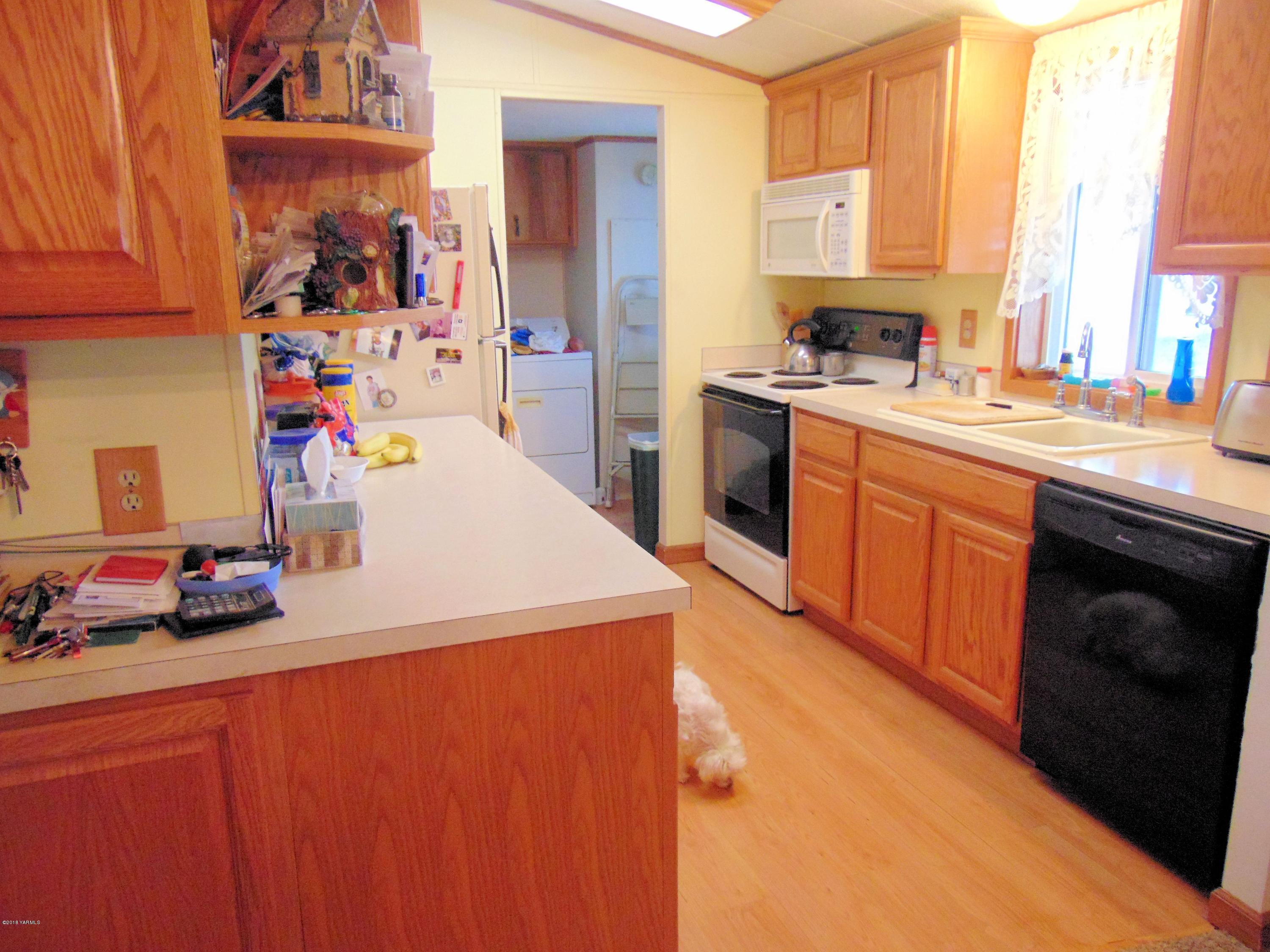7001 Mieras Road Yakima, WA 98901 - Photo 3 of 5 a kitchen that has a sink and a stove in it