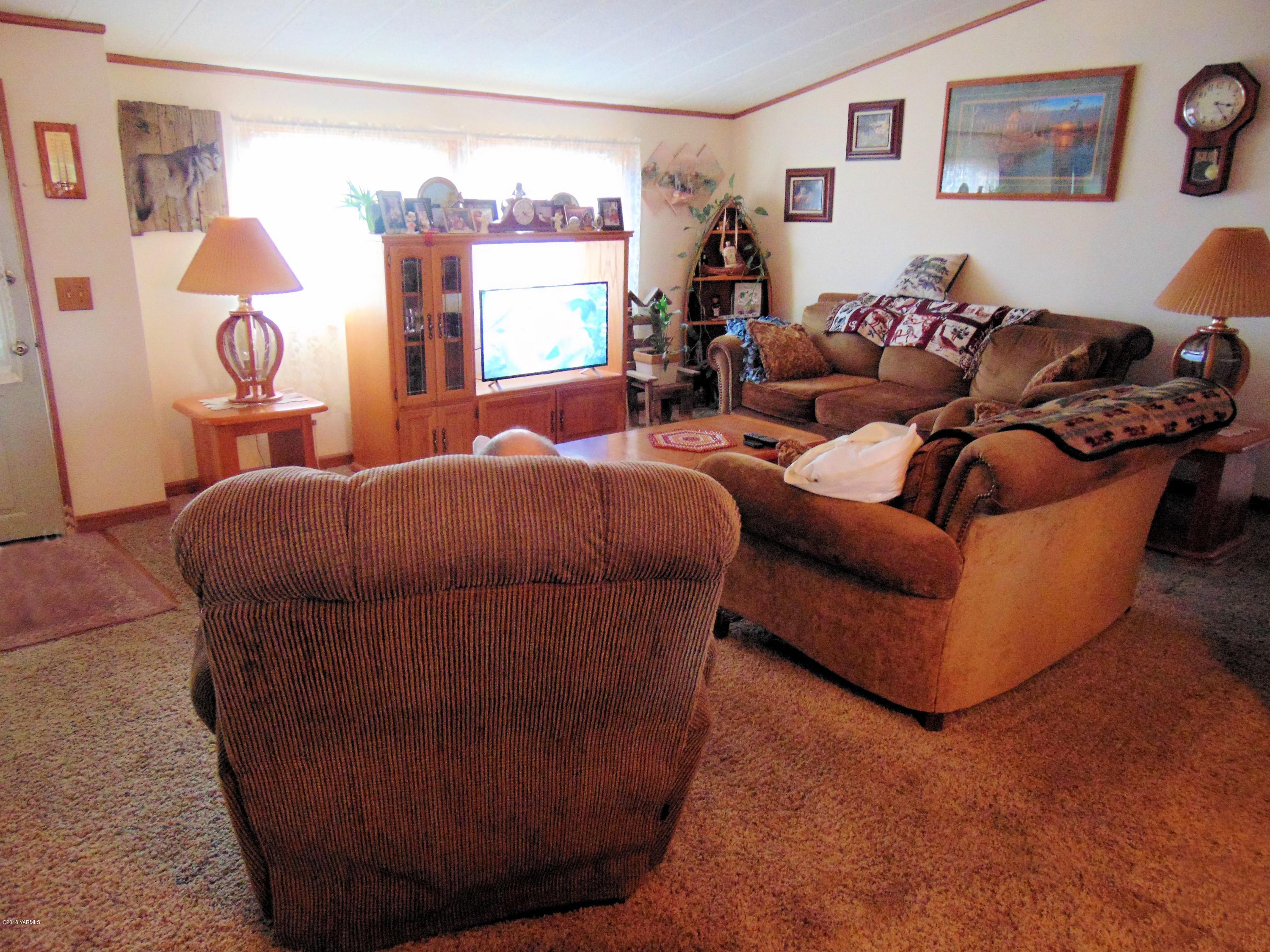 7001 Mieras Road Yakima, WA 98901 - Photo 5 of 5 a living room with furniture and a window