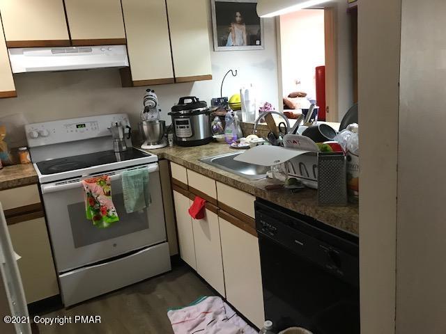 316 Hollow Road East Stroudsburg, PA 18302 - Photo 5 of 9 316 hollow kitchen