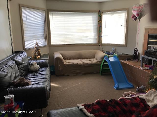 316 Hollow Road East Stroudsburg, PA 18302 - Photo 6 of 9 316 hollow liv rm