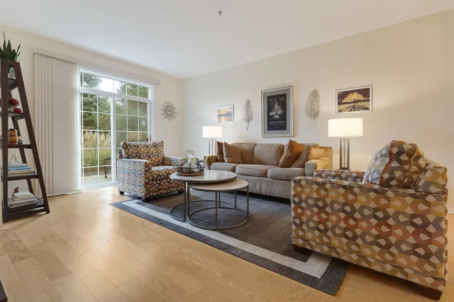 $439,000 | 1386 Scarboro Road, Unit 1102, Schaumburg, IL 60193