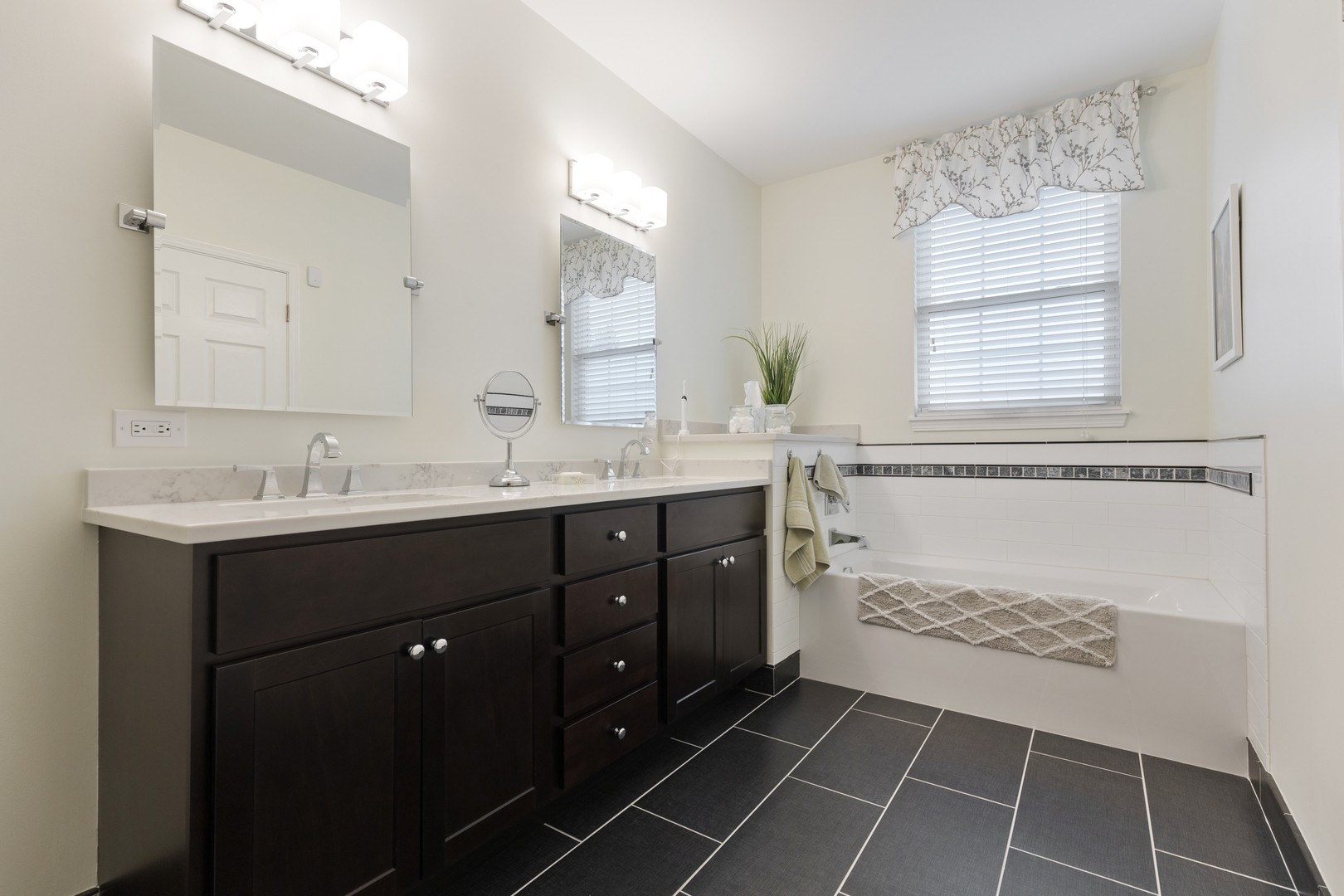 1386 Scarboro Road, Unit 1102 Schaumburg, IL 60193 - Photo 19 of 26 a bathroom with a sink vanity and a mirror
