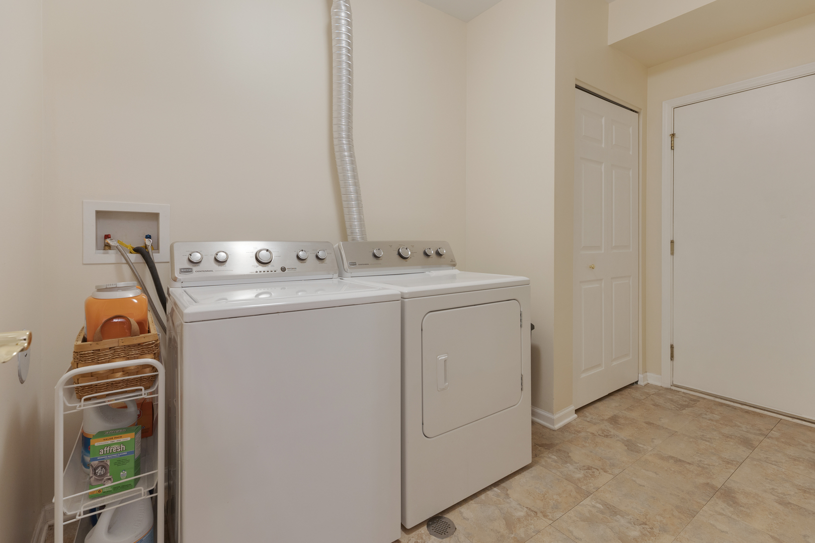 1386 Scarboro Road, Unit 1102 Schaumburg, IL 60193 - Photo 22 of 26 a utility room with dryer and washer