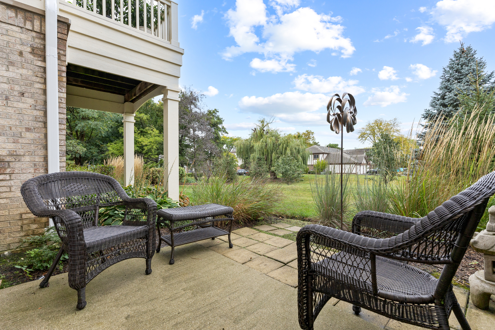 1386 Scarboro Road, Unit 1102 Schaumburg, IL 60193 - Photo 25 of 26 a backyard of a house with outdoor seating
