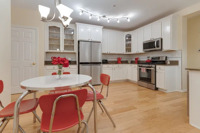 $439,000 | 1386 Scarboro Road, Unit 1102, Schaumburg, IL 60193