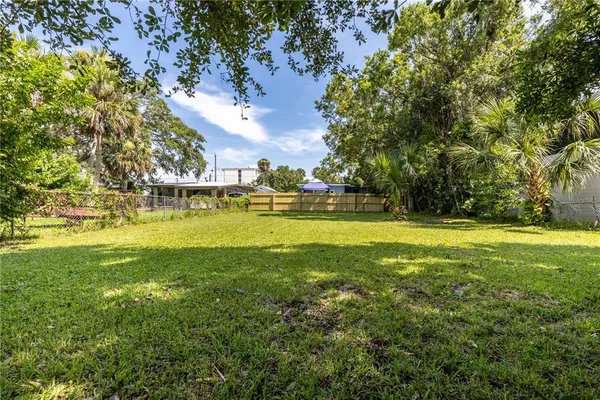 a view of yard with green space