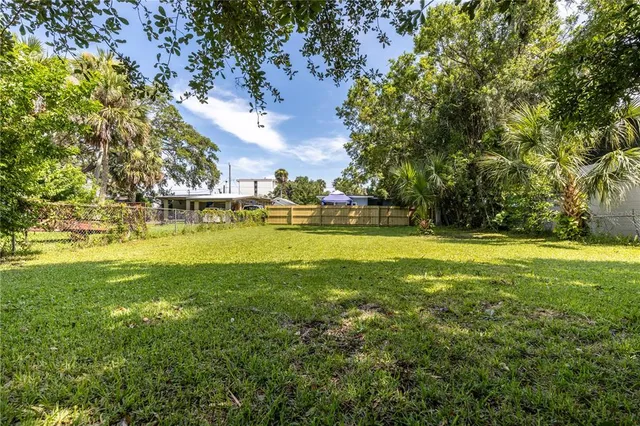a view of yard with green space