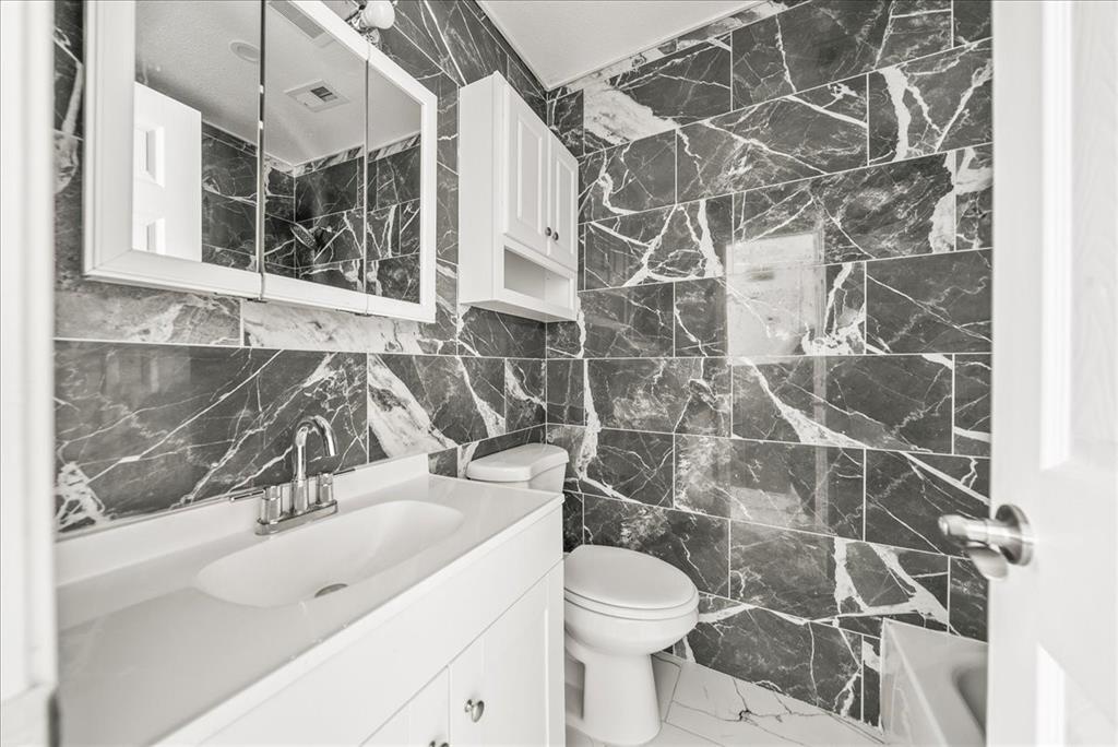 5507 Alexander Street Sachse, TX 75048 - Photo 5 of 18 a bathroom with a sink toilet and shower