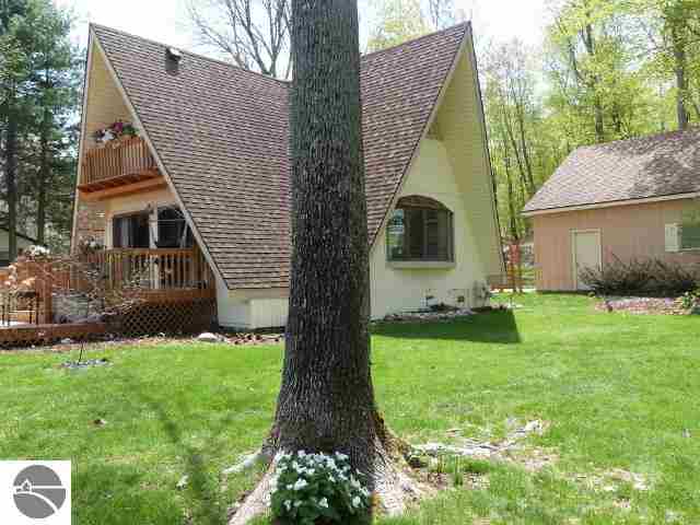 19590 Pleasantview Road Lake Ann, MI 49650 - Photo 8 of 76 1745320-7.JPG