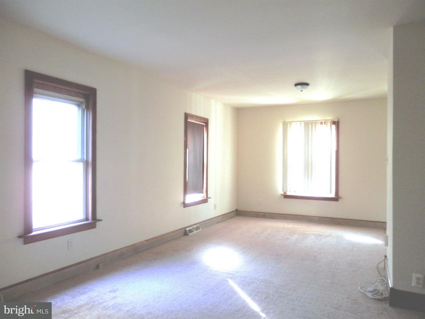 423 Ash Street Riverside, NJ 08075 - Photo 5 of 23 Living Room