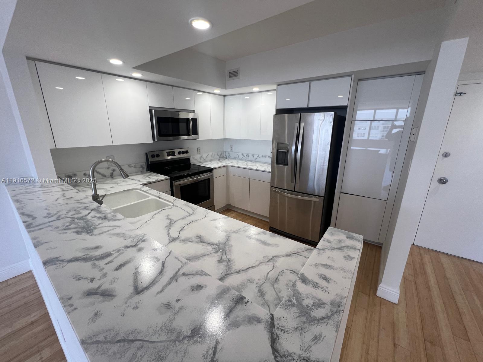 5600 Collins Avenue, Unit 17T Miami Beach, FL 33140 - Photo 14 of 52