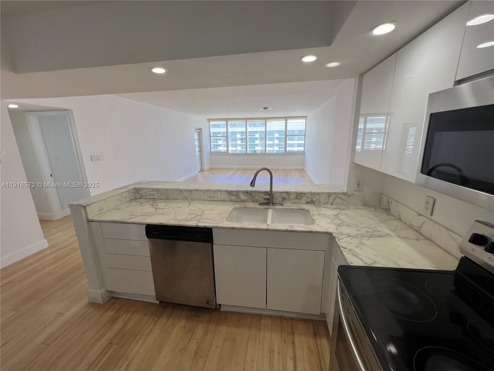 5600 Collins Avenue, Unit 17T Miami Beach, FL 33140 - Photo 15 of 52