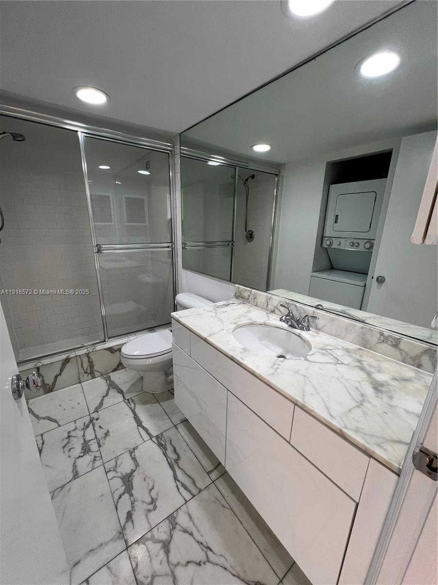 5600 Collins Avenue, Unit 17T Miami Beach, FL 33140 - Photo 30 of 52 Second bathroom