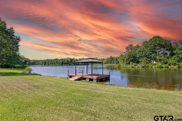 a view of front of house with entertaining space