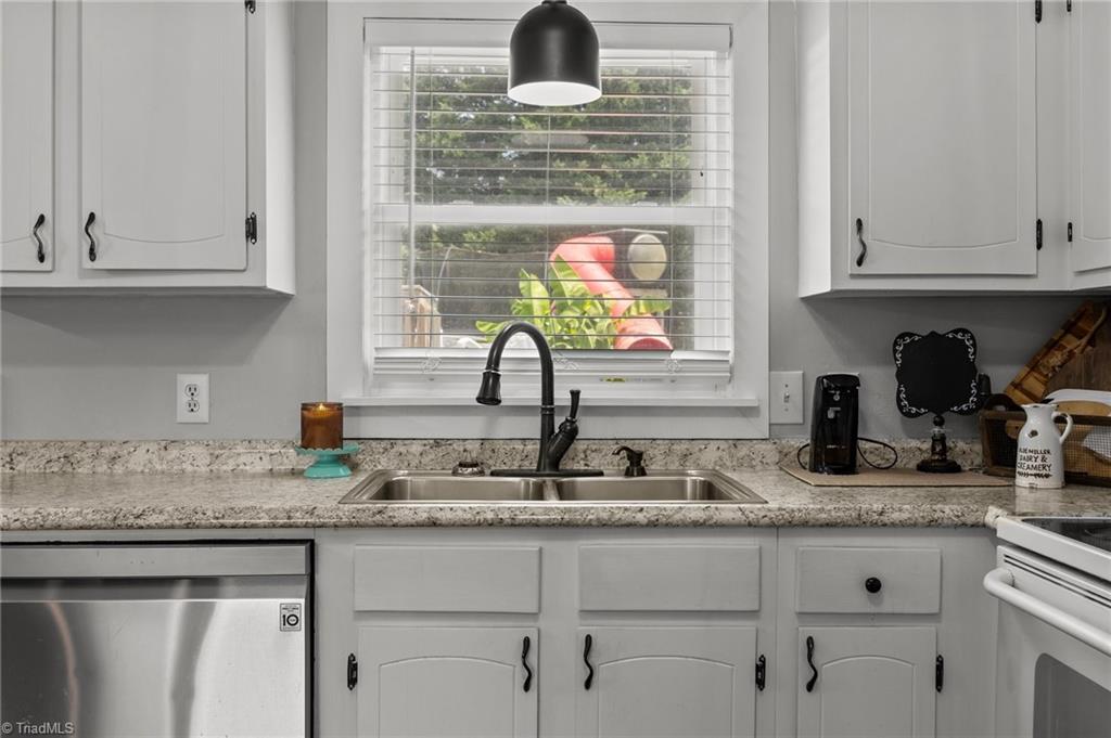 4402 Valley View Road Thomasville, NC 27360 - Photo 7 of 25