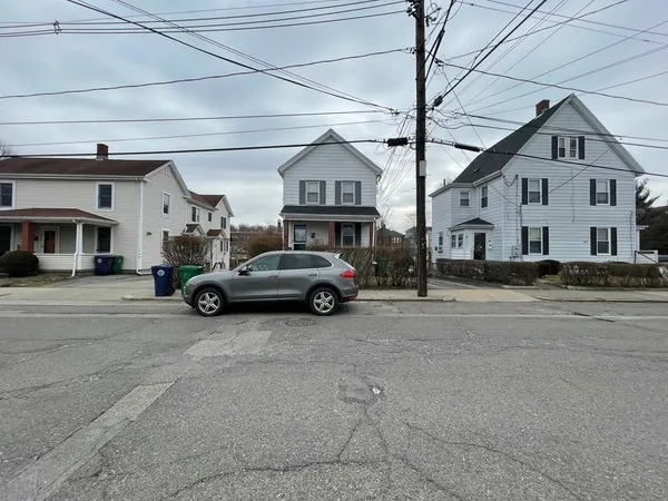 $2,850 | 32 Lincoln Road, Unit B, Newton, MA 02458