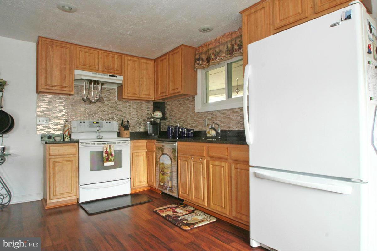 131 Oakwood Road Edgewater, MD 21037 - Photo 12 of 30 Spacious kitchen