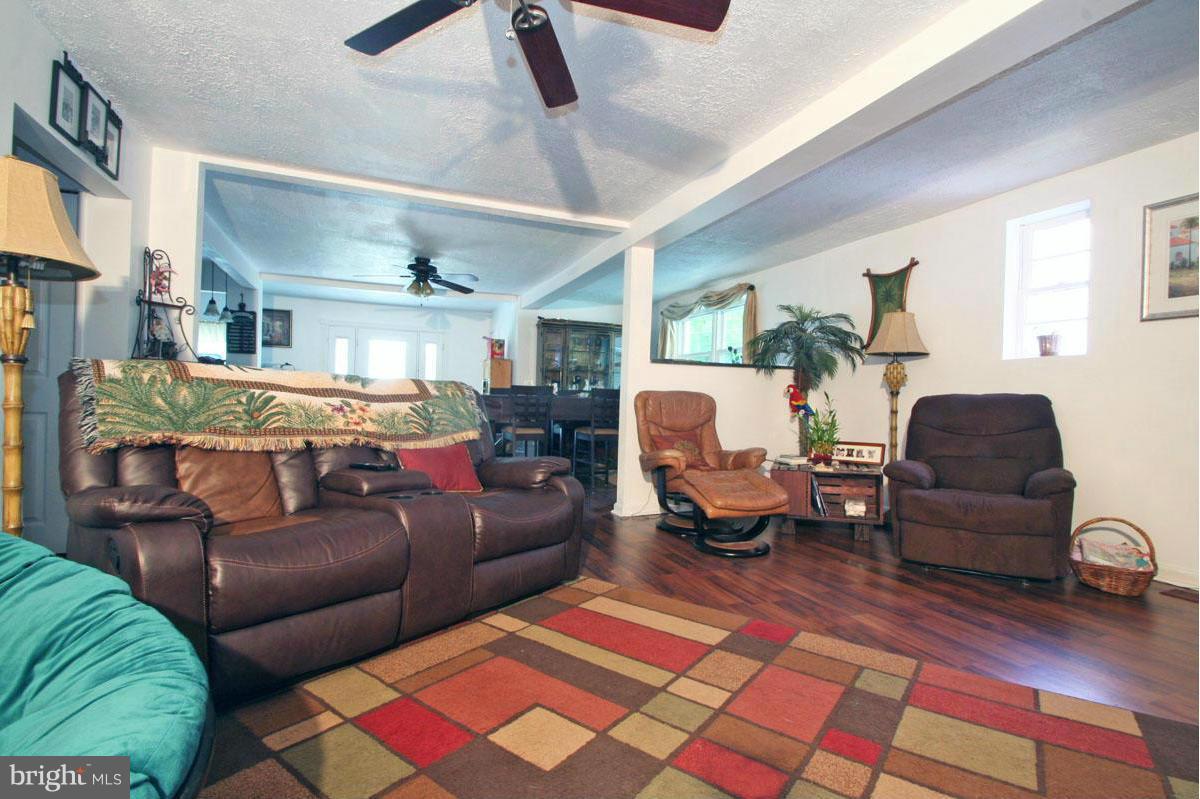 131 Oakwood Road Edgewater, MD 21037 - Photo 15 of 30 Living Room