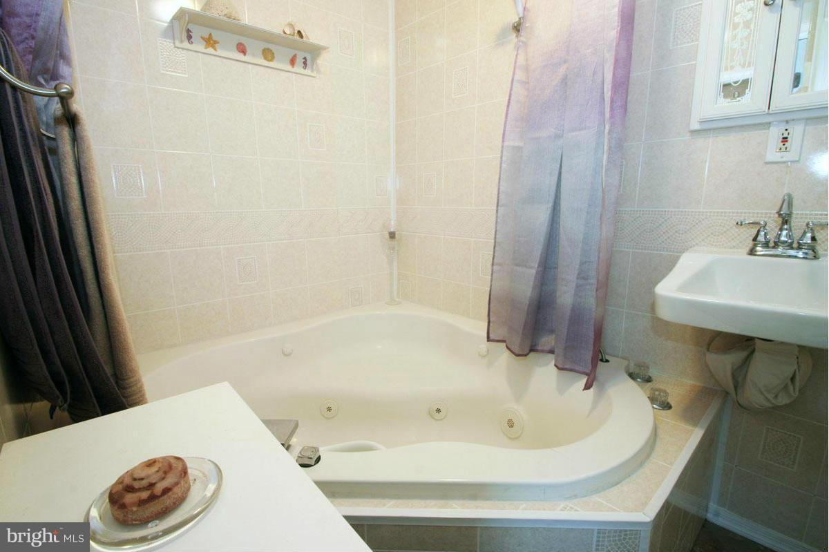 131 Oakwood Road Edgewater, MD 21037 - Photo 20 of 30 Bath (Master) check out the tub!
