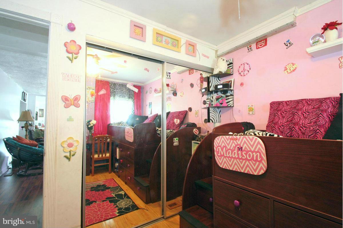 131 Oakwood Road Edgewater, MD 21037 - Photo 23 of 30 Bedroom w/mirrored closet doors.