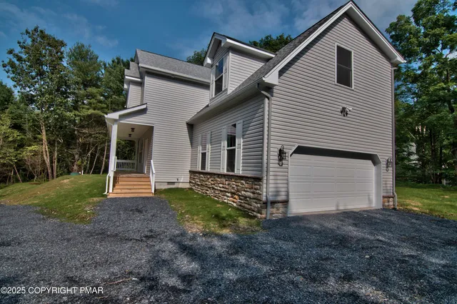 a view of a house with backyard