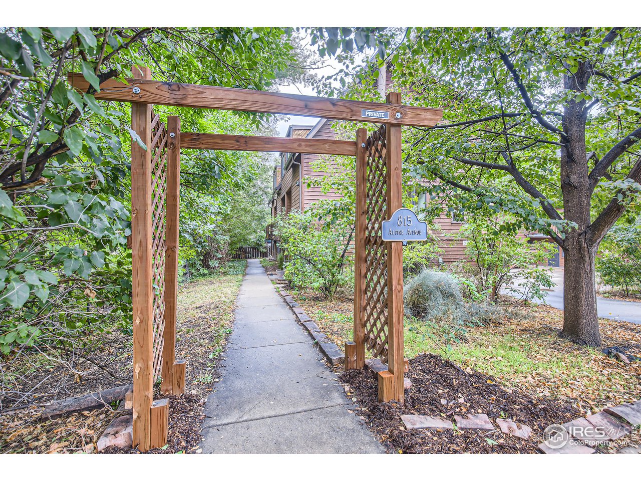 815 Alpine Avenue, Unit 4 Boulder, CO 80304 - Photo 11 of 27 a backyard of a house with lots of green space