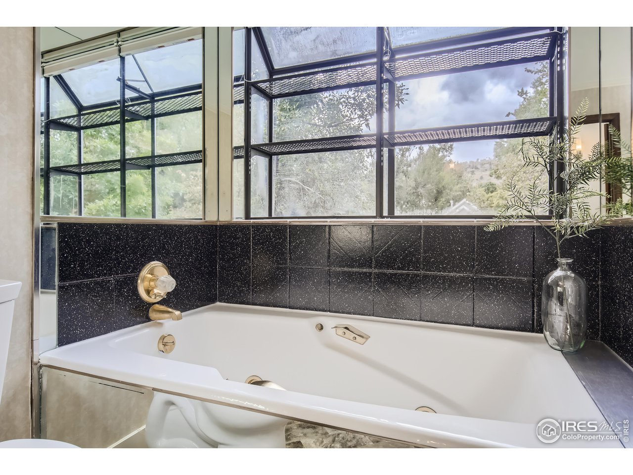 815 Alpine Avenue, Unit 4 Boulder, CO 80304 - Photo 20 of 27 a white bath tub sitting next to a window