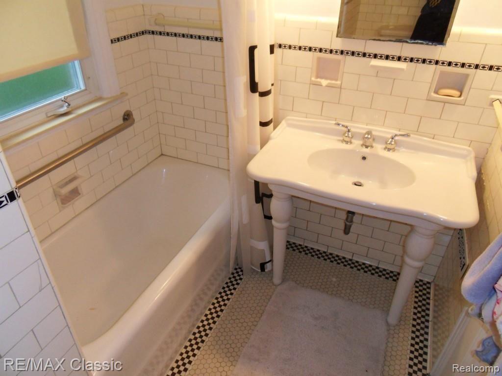 232 Woodside Road Royal Oak, MI 48073 - Photo 42 of 90 SDC15313.jpg