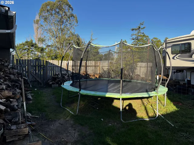 a view of a backyard