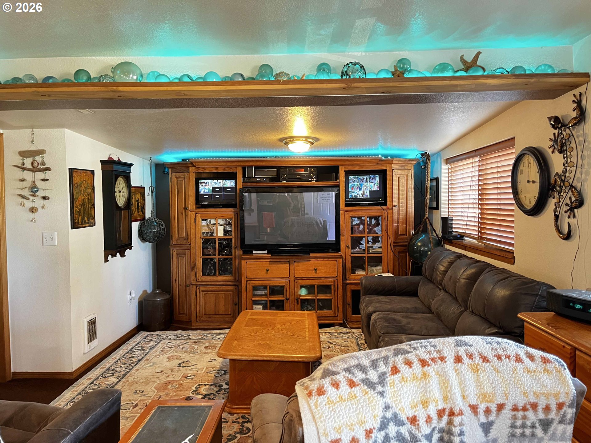 1890 37th Street Florence, OR 97439 - Photo 4 of 41 a living room with furniture and a flat screen tv