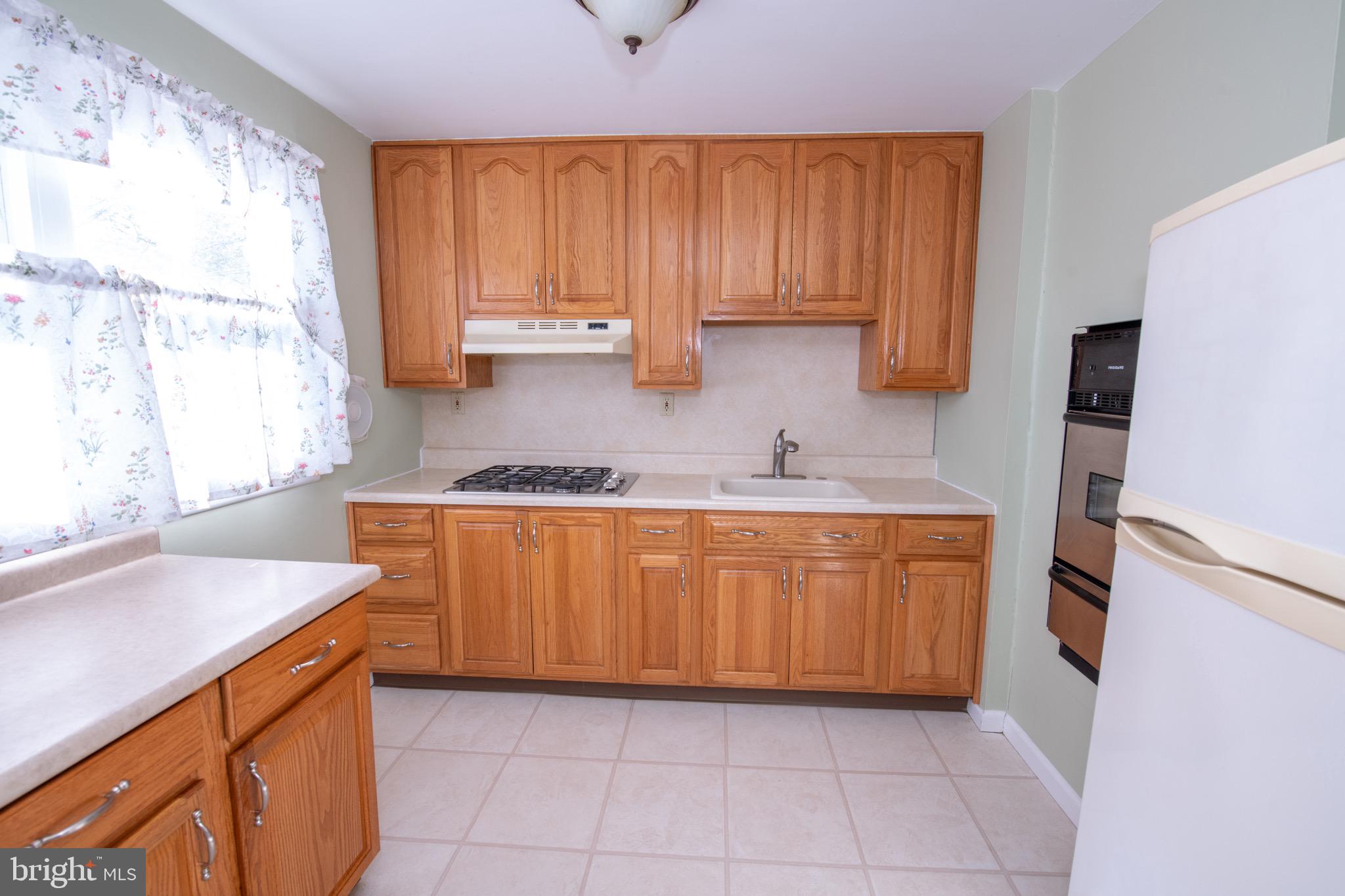 12183 Aster Road Philadelphia, PA 19154 - Photo 8 of 32
