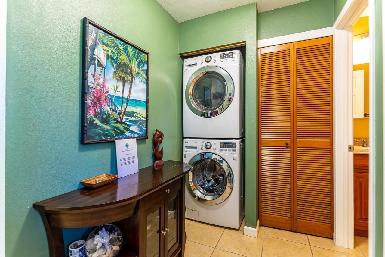2381 South Kihei Road, Unit C109 Kihei, HI 96753 - Photo 11 of 25 a view of a hallway with washer and dryer