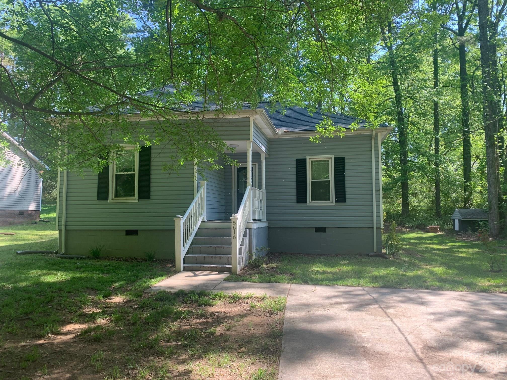 a view of a house with backyard
