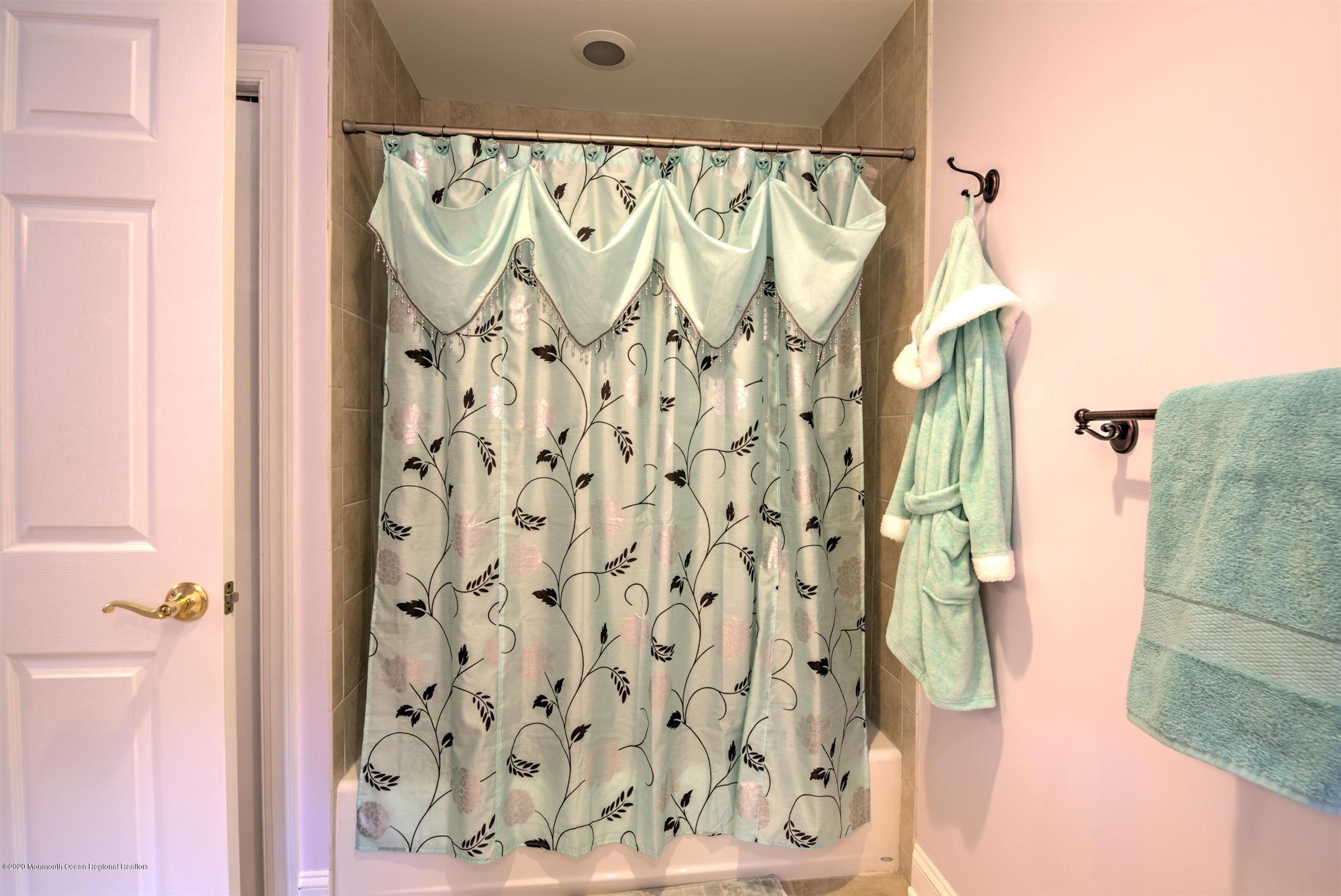 143 Millhurst Road Manalapan, NJ 07726 - Photo 26 of 56 71-PRINCESS SUITE BATHROOM