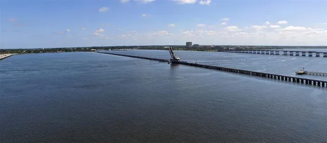 $250,000 | 1400 1st Avenue West, Unit 304, Bradenton, FL 34205