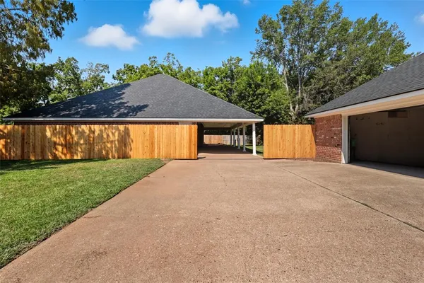 $485,000 | 107 Lakewood Point Drive, Bossier City, LA 71111